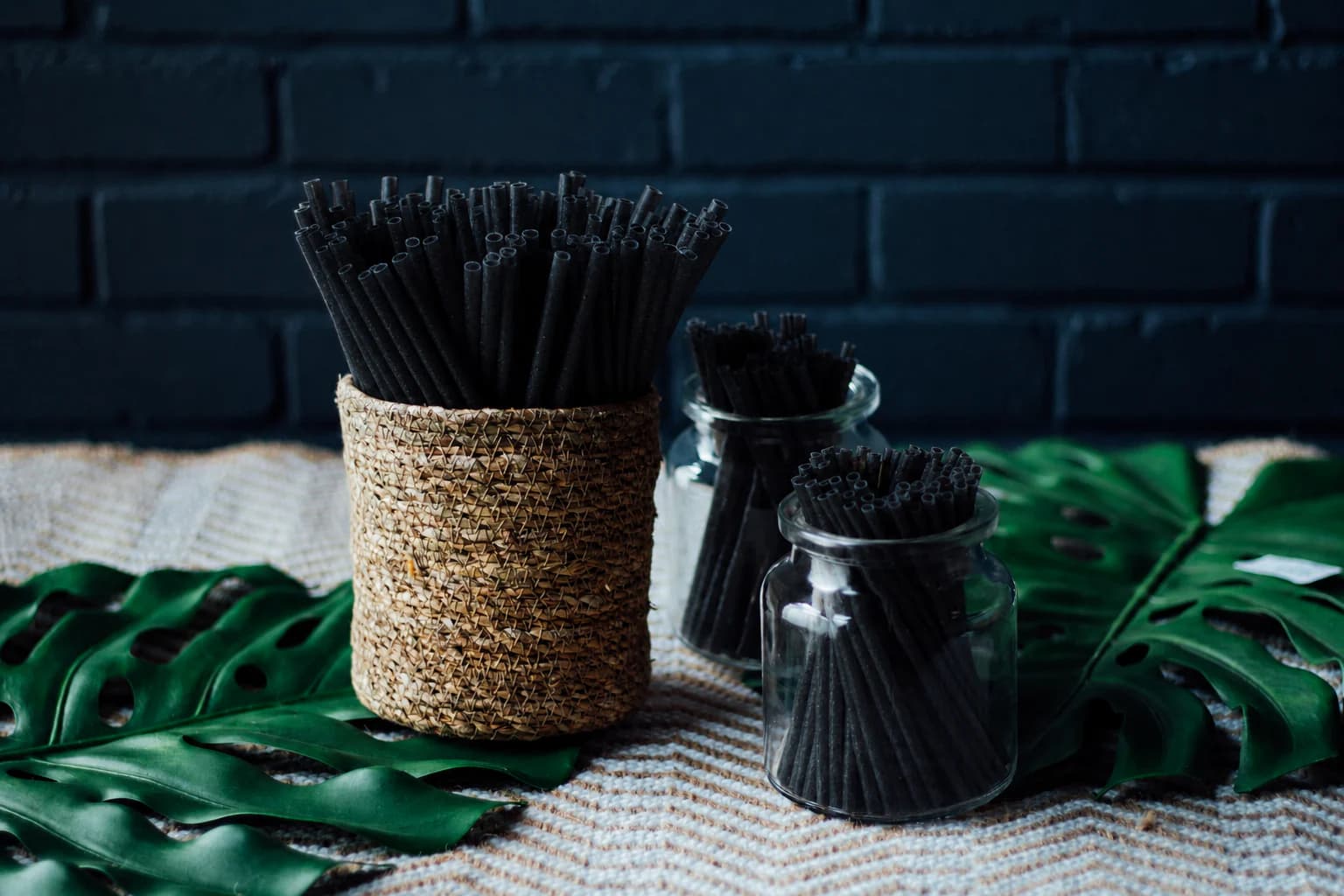 Black sugarcane straws arranged in several service sizes